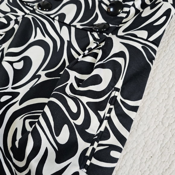 Michael Kors Black and White Swirl Button Dress - Picture 4 of 10